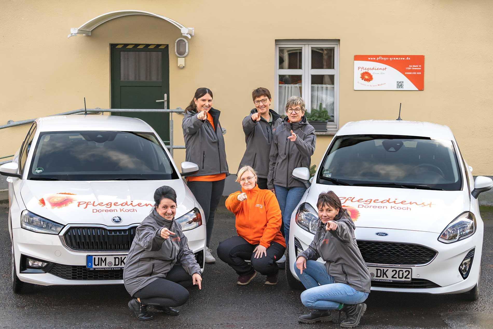 Mitarbeiter mit PKW auf Vorplatz vom Pflegedienst Koch in Gramzow