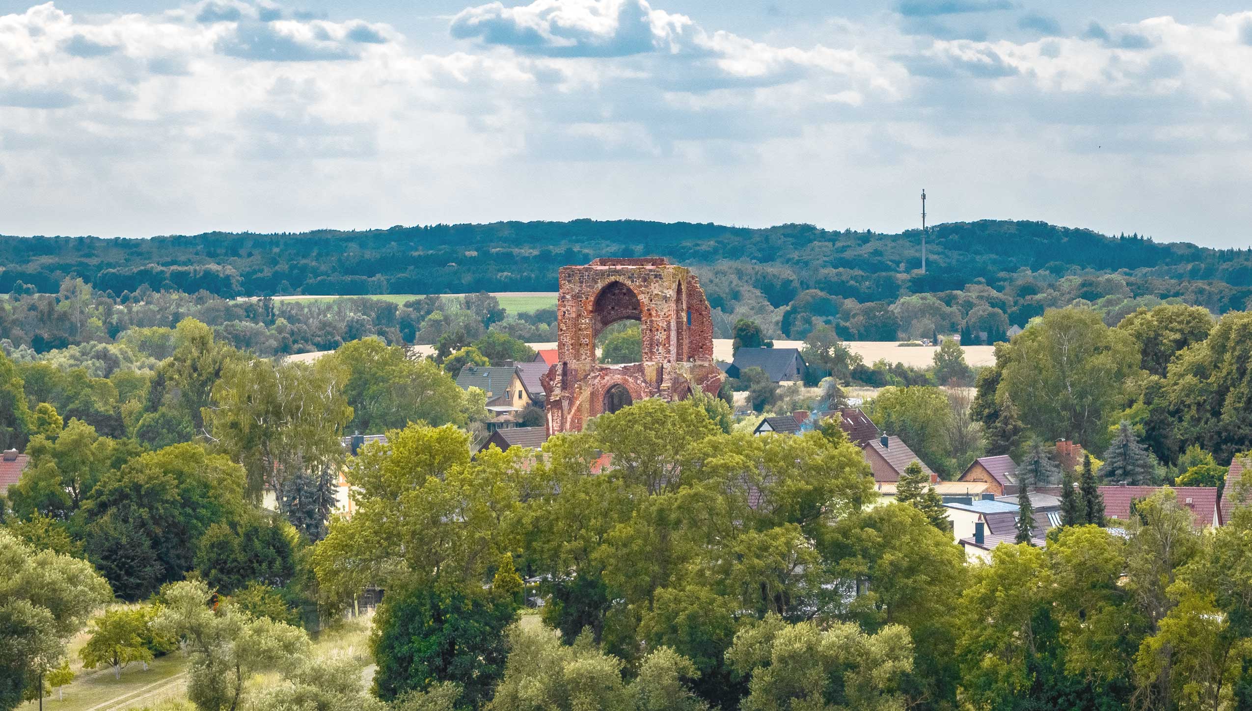 Klosterruine Gramzow aus der Ferne fotografiert